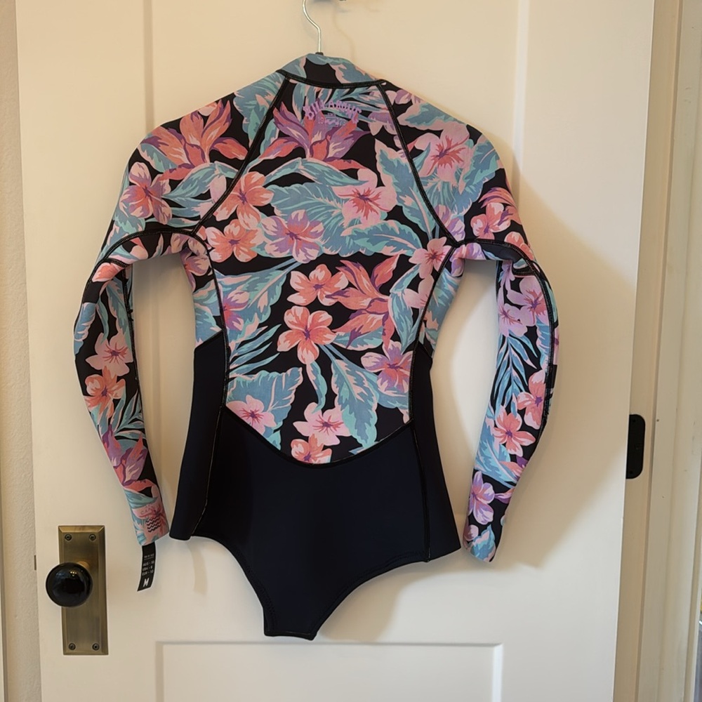NWT Billabong Floral Black and Pink Women’s Wetsuit - Medium - Picture 2 of 4